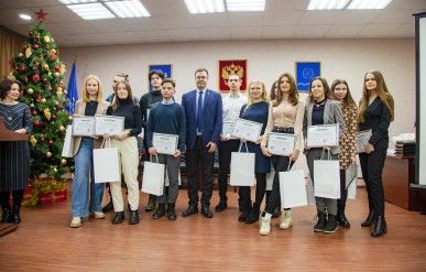 Студентов, аспирантов и преподавателей наградили в конкурсе стипендий имени Анатолия Сотникова